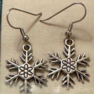 Handmade – NWOT – stainless steel hook drop earrings snowflake charms